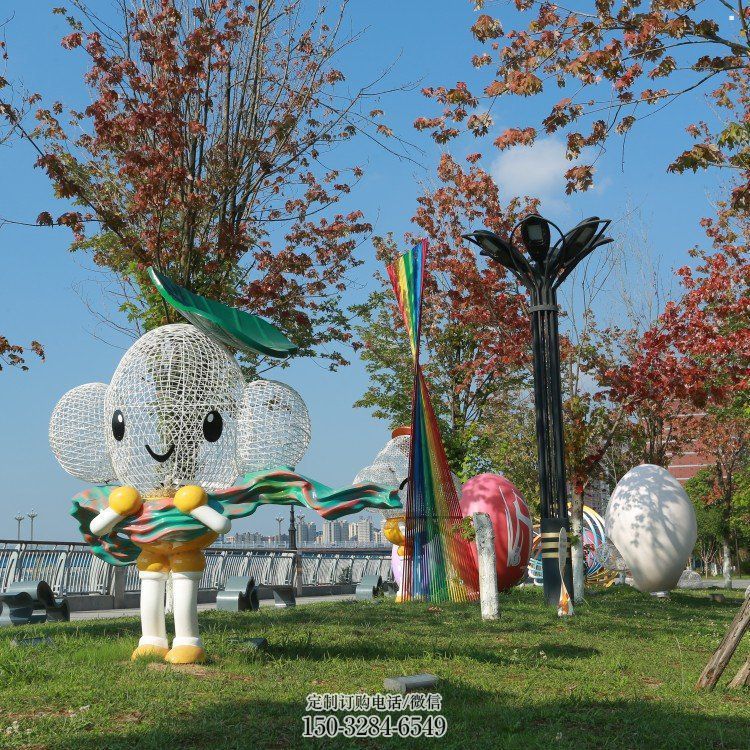 戶外鏤空卡通雕塑供應(yīng)，花園小品，鐵藝卡通雕塑展品